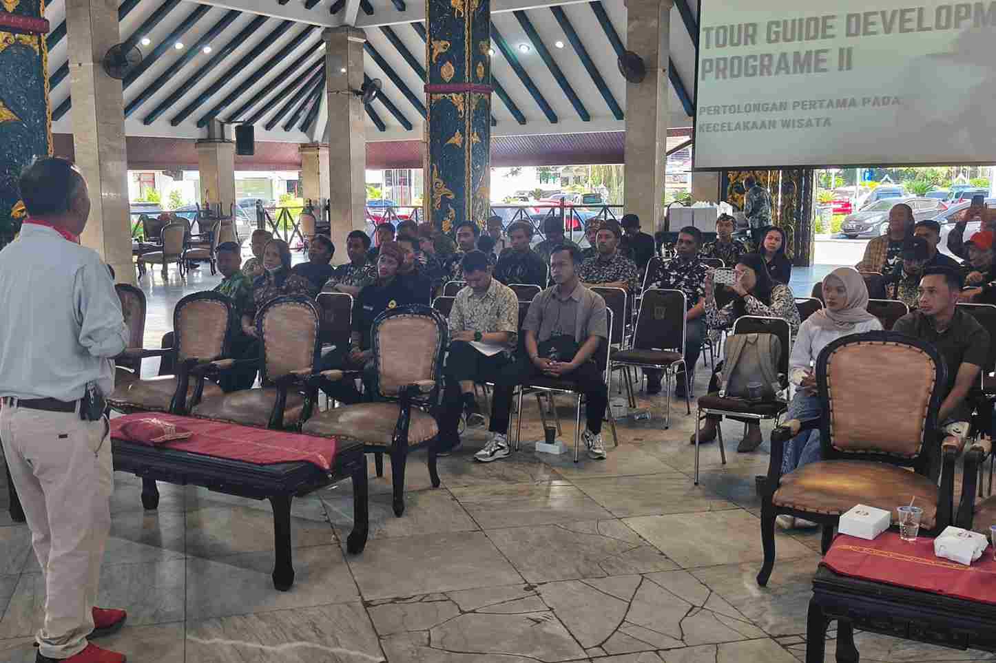 Pentingnya Pengetahuan K3 dan Pertolongan Pertama bagi Pemandu Wisata 1 Pentingnya Pengetahuan K3 dan Pertolongan Pertama bagi Pemandu Wisata