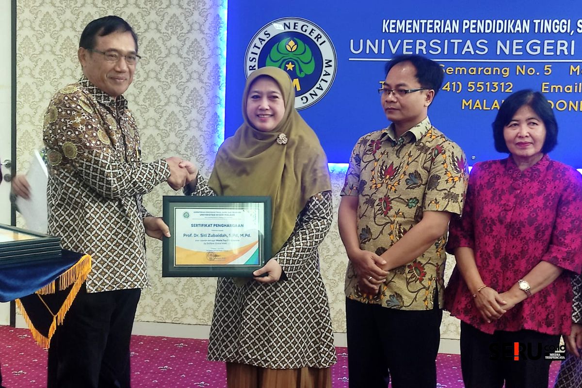 21 Dosen Peneliti UM Masuk World's Top 5% Scientists 2026 versi SciRank Global 1 Rektor UM menyampaikan apresiasi kepada salah satu dosen World's Top 5% Scientists 2026 versi SciRank Global. (rhd)