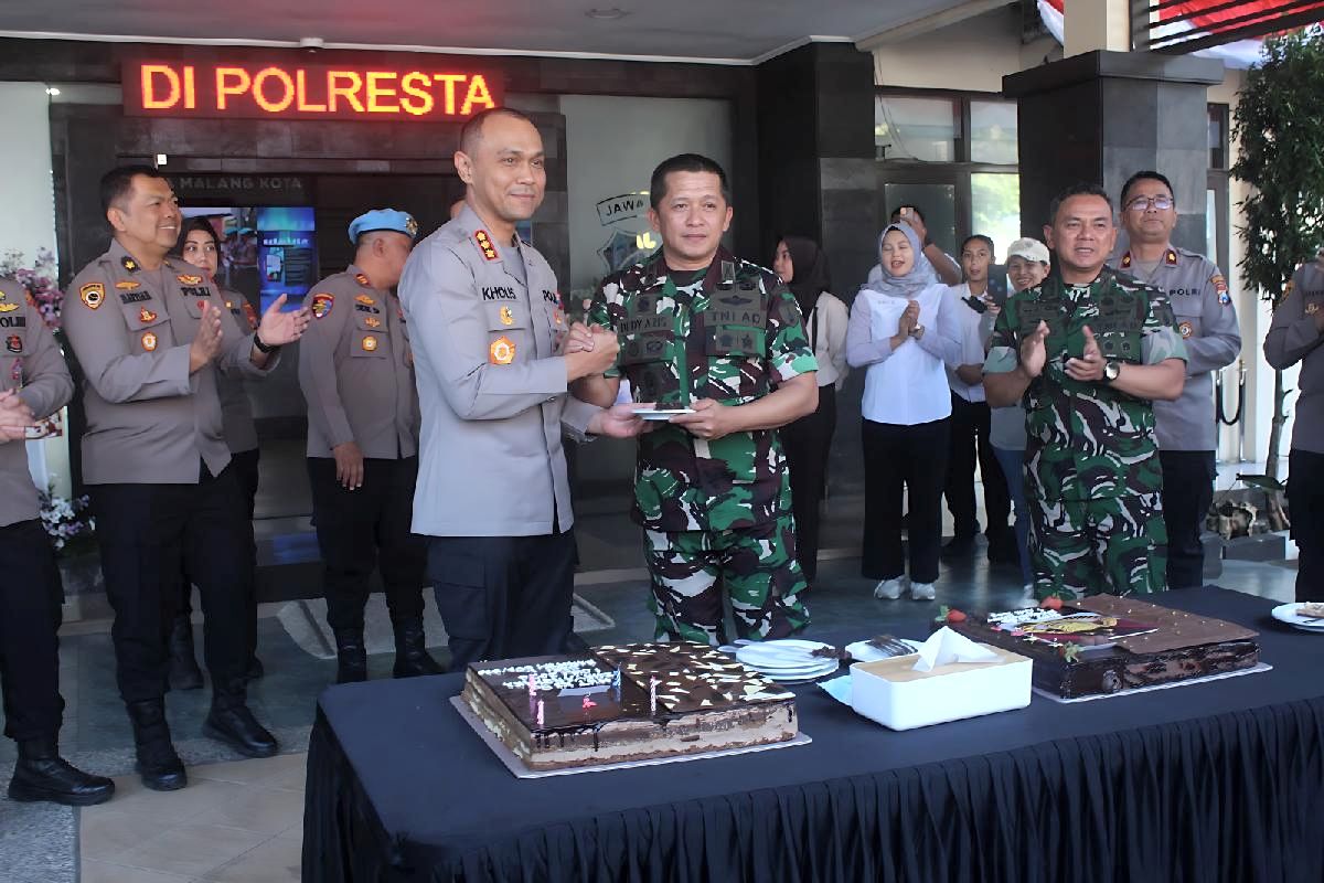 Dandim 0833 Berikan Kejutan Hari Bhayangkara ke-80 di Mapolresta Malang Kota