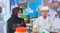 Hj. Khusna Lindarti bersama suami, H. Bambang Priyadi, mendoakan dan menjamu tamu yang hadir. (rhd) Sekda Kabupaten Blitar Hj Khusna Lindarti Berbagi Tips Romantis Ibadah Haji Bersama Suami