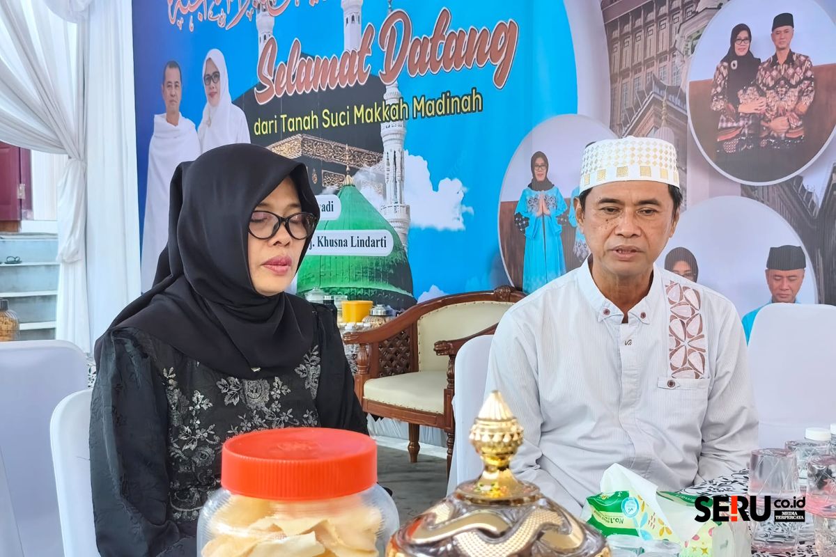 Hj. Khusna Lindarti bersama suami, H. Bambang Priyadi, mendoakan dan menjamu tamu yang hadir. (rhd) Sekda Kabupaten Blitar Hj Khusna Lindarti Berbagi Tips Romantis Ibadah Haji Bersama Suami