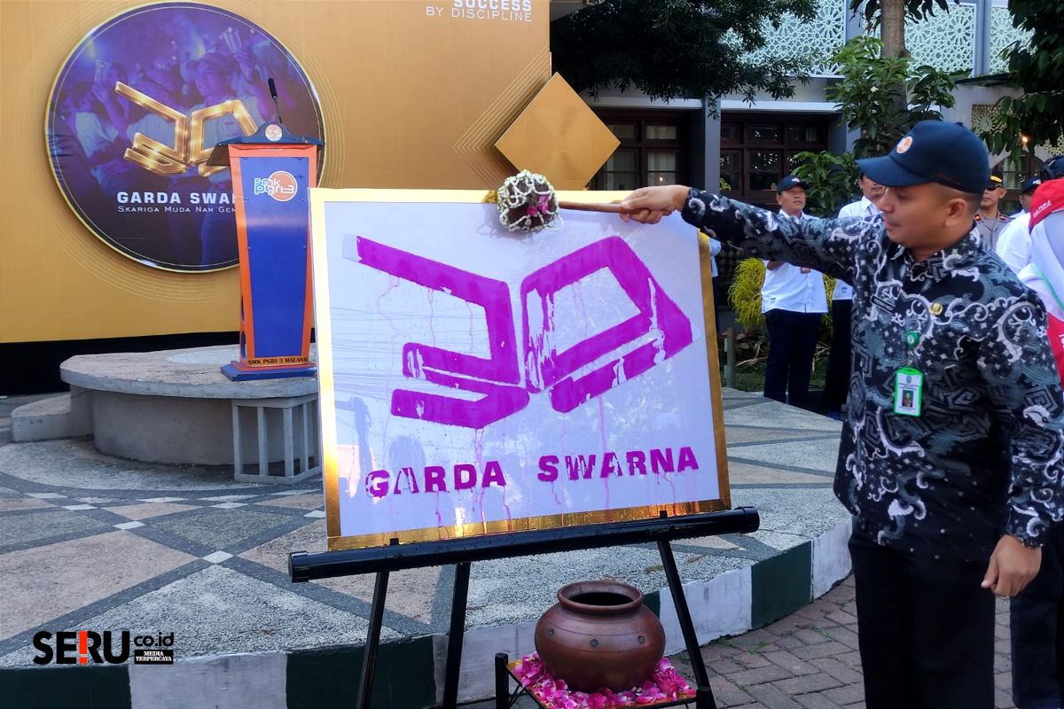 KCS 39 Cetak 987 Siswa Baru SMK PGRI 3 Malang Jadi Garda Swarna 1 Penuangan air pada kanvas putih bertuliskan Garda Swarna oleh Frenky MDP. (rhd)