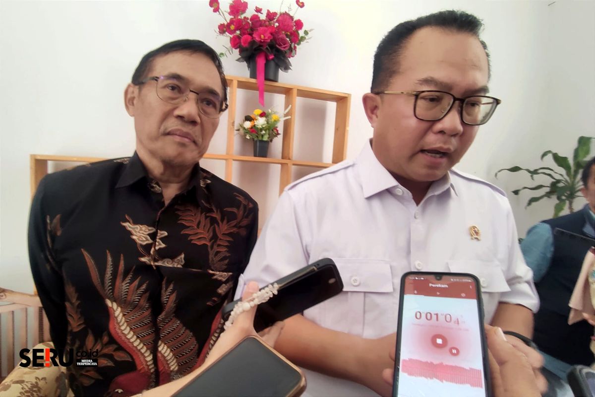 Rektor UM Prof Dr Hariyono MPd dan Kepala BRIN, Prof Dr Arif Satria SP MSi, menjawab pertanyaan awak media. (rhd)