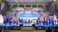 Perwakilan kontingen membawa pataka dalam PEKSIMIDA Jatim 2026 saat pembukaan di Graha Cakrawala UM. (rhd) 44 Kampus Peserta PEKSIMIDA Jatim Berebut Tiket PEKSIMINAS 2026