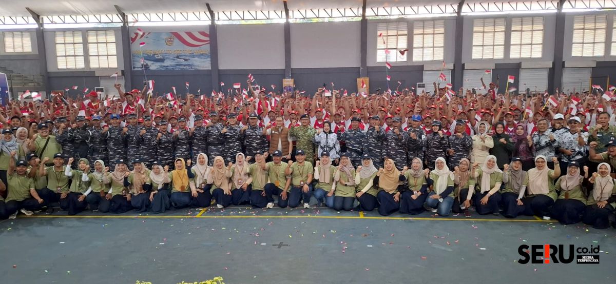 Para siswa baru SMK PGRI 3 Malang bersama para guru, pelatih TNI AL dan undangan. (rhd)