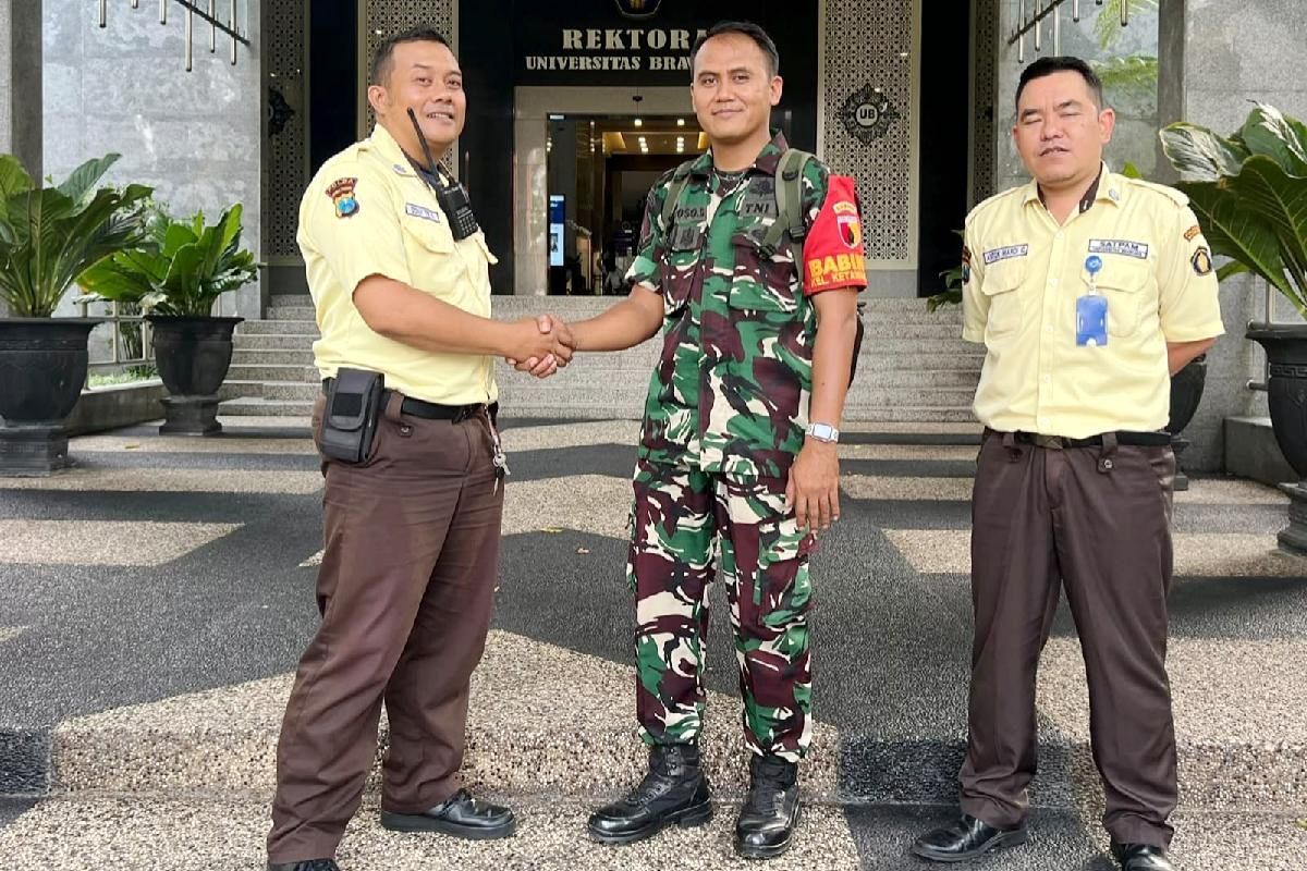 Babinsa Lowokwaru silaturahmi bersama keamanan Universitas Brawijaya perkuat sinergisitas. (ist) Babinsa Lowokwaru Silaturahmi Bersama Keamanan Universitas Brawijaya Perkuat Sinergisitas