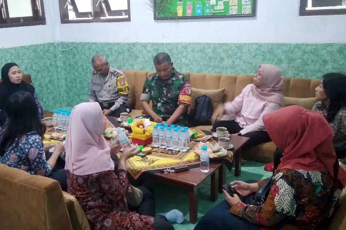 Babinsa Blimbing komsos humanis bersama warga pererat kemanunggalan TNI-Rakyat. (ist) Babinsa Blimbing Komsos Humanis Bersama Warga Pererat Kemanunggalan TNI-Rakyat