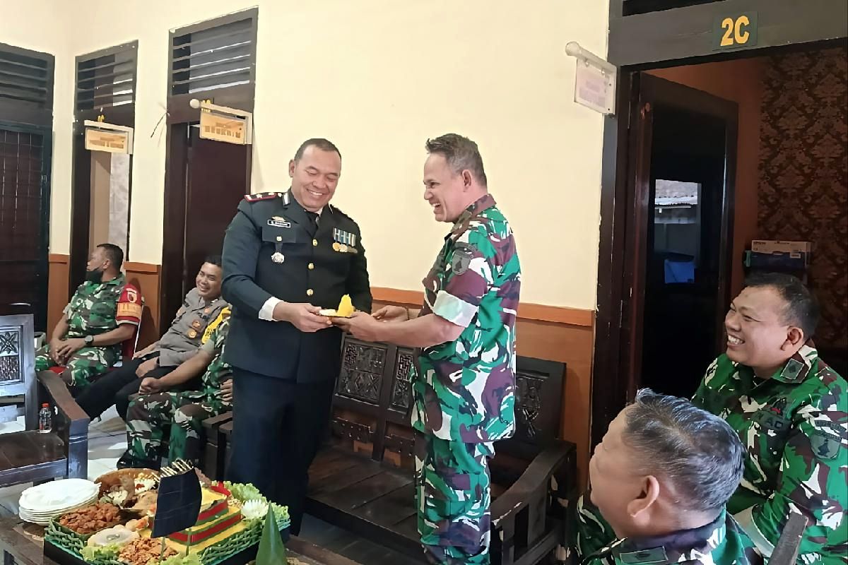 Koramil Kedungkandang Berikan Tumpeng kepada Polsek Kedungkandang Peringati Hari Bhayangkara ke-80