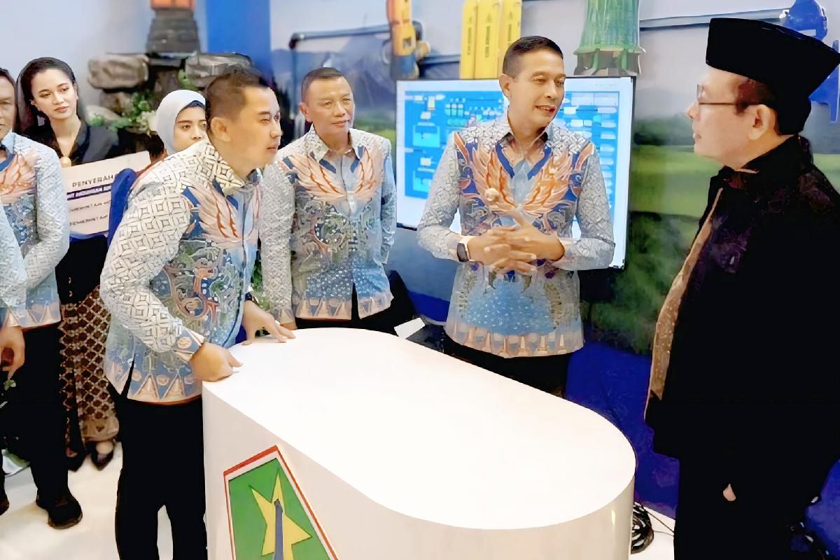 Wali Kota Malang dan Dirut Perumda Tugu Tirta menerima kunjungan Wali Kota Payakumbuh Dr dr Zulmaeta SpOG-KFM di booth Kota Malang. (dok Humas Tugu Tirta) Tugu Tirta Pamerkan 'Smart Water City' di Indonesia City Expo APEKSI XVIII