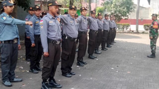 Babinsa Blimbing Latih PBB Satlinmas Pandawangi Tingkatkan Kedisplinan dan Kesiapsiagaan