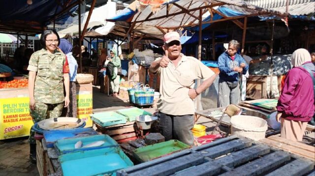 Babinsa Kota Lama Monitoring Pasar Tradisional Pantau Kamtibmas