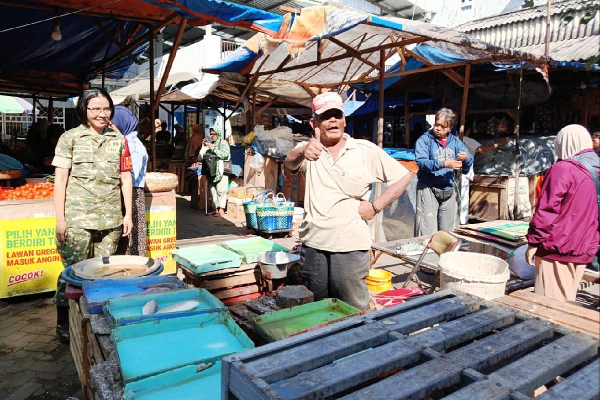 Babinsa Kota Lama monitoring pasar tradisional pantau Kamtibmas. (ist) Babinsa Kota Lama Monitoring Pasar Tradisional Pantau Kamtibmas