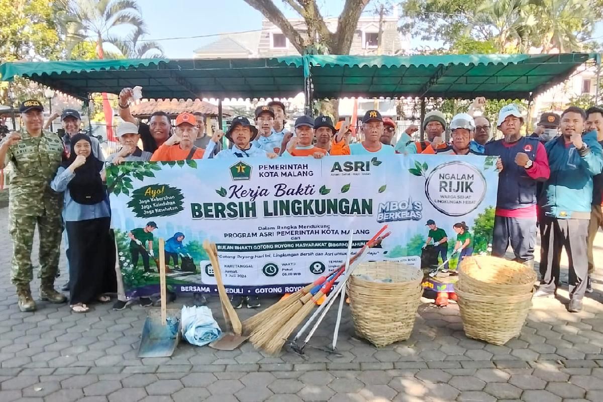 Babinsa Oro-Oro Dowo kerja bakti bersama warga wujudkan lingkungan bersih. (ist) Babinsa Oro-Oro Dowo Kerja Bakti Bersama Warga Wujudkan Lingkungan Bersih