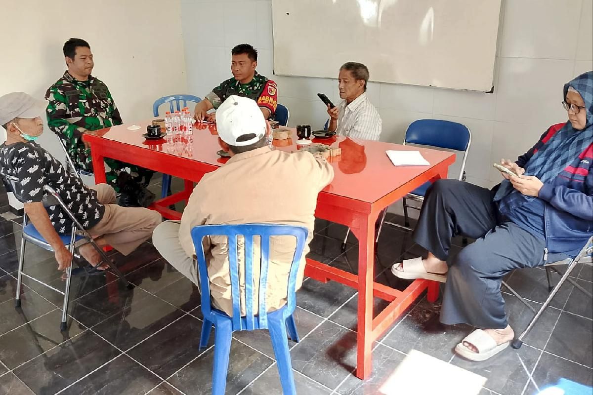 Babinsa Klojen komsos bersama warga Oro-oro Dowo pererat dan tingkatkan sinergisitas. (ist) Babinsa Klojen Komsos Bersama Warga Oro-oro Dowo Pererat dan Tingkatkan Sinergisitas