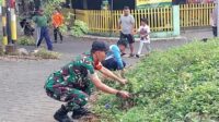 Babinsa Blimbing bersama warga RW 5 Arjosari kerja bakti bersihkan lingkungan. (ist) Babinsa Blimbing Bersama Warga RW 5 Arjosari Kerja Bakti Bersihkan Lingkungan