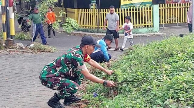 Babinsa Blimbing Bersama Warga RW 5 Arjosari Kerja Bakti Bersihkan Lingkungan