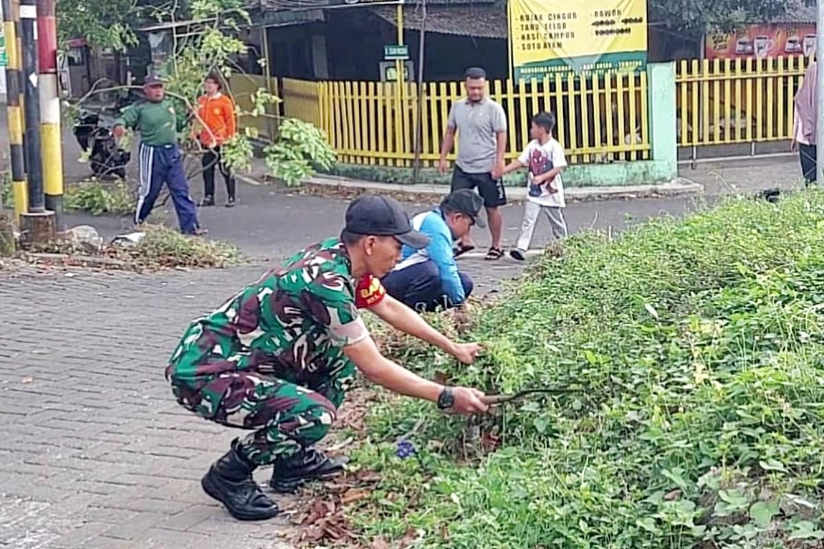 Babinsa Blimbing bersama warga RW 5 Arjosari kerja bakti bersihkan lingkungan. (ist) Babinsa Blimbing Bersama Warga RW 5 Arjosari Kerja Bakti Bersihkan Lingkungan