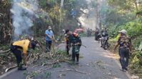 Babinsa Buring bersama warga karya bakti wujud kepedulian kebersihan lingkungan. (ist) Babinsa Buring Bersama Warga Karya Bakti Wujud Kepedulian Kebersihan Lingkungan