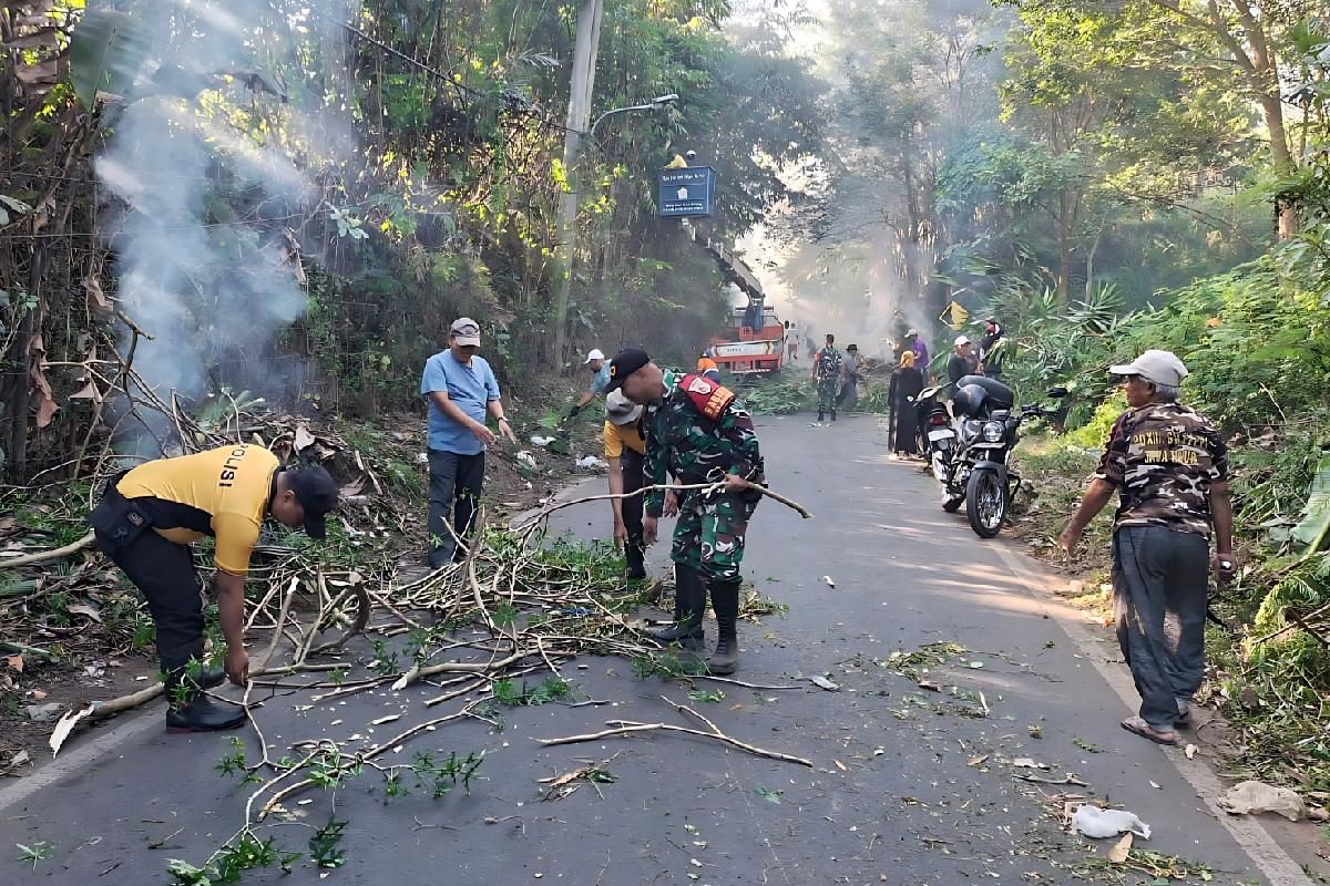 Babinsa Buring bersama warga karya bakti wujud kepedulian kebersihan lingkungan. (ist) Babinsa Buring Bersama Warga Karya Bakti Wujud Kepedulian Kebersihan Lingkungan