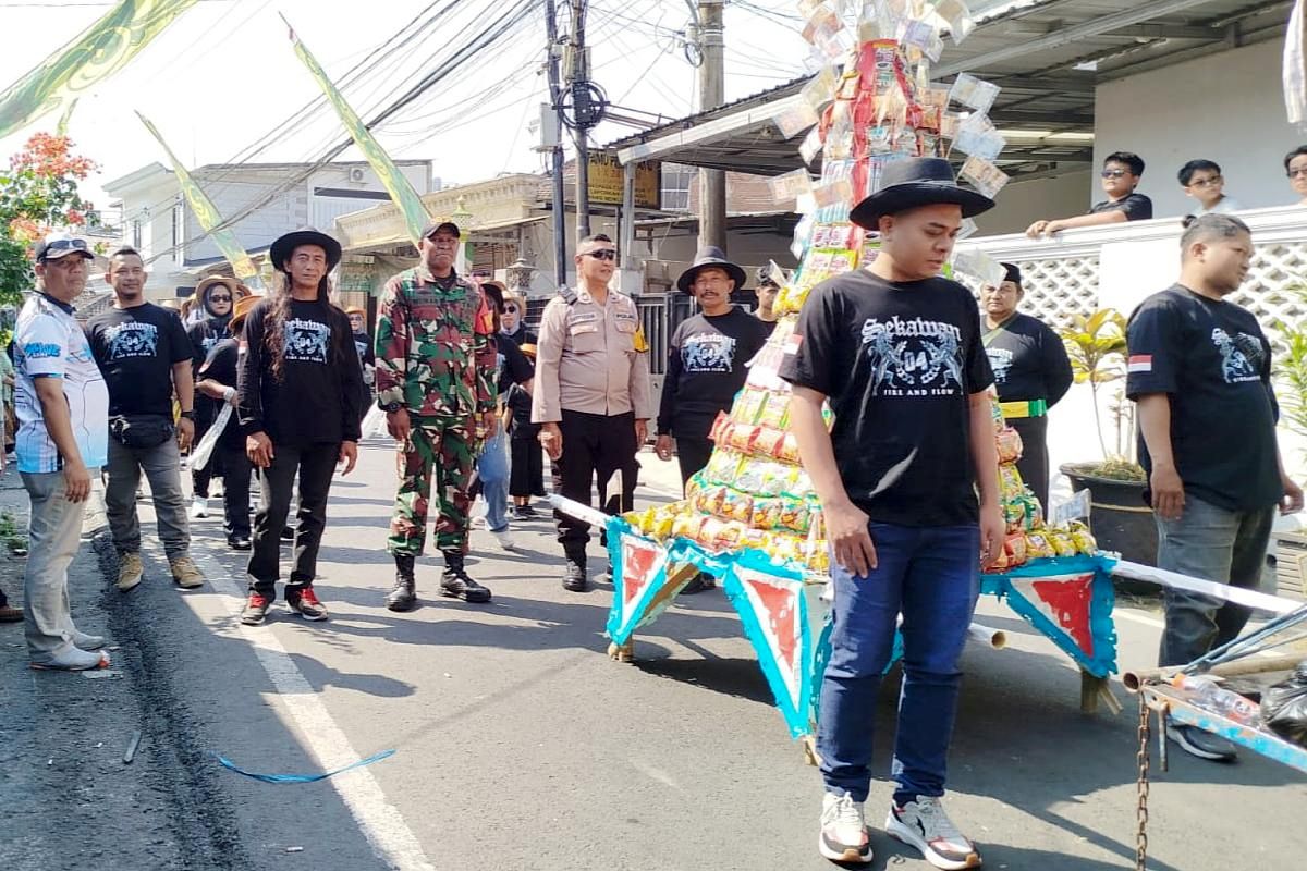 Babinsa Sukun pengamanan Kirab Gunungan, dukung pelestarian tradisi budaya. (ist) Babinsa Sukun Pengamanan Kirab Gunungan, Dukung Pelestarian Tradisi Budaya