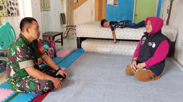 Babinsa Sukun Komsos Bersama Pengasuh Warung Disabilitas Inklusi