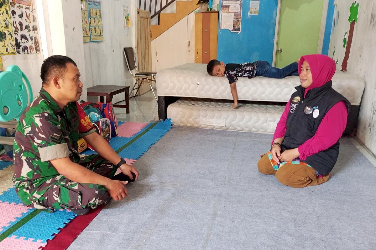 Babinsa Sukun komsos bersama Pengasuh Warung Disabilitas Inklusi. (ist) Babinsa Sukun Komsos Bersama Pengasuh Warung Disabilitas Inklusi