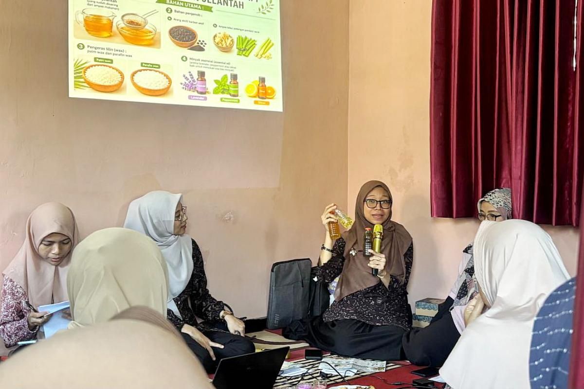 Salah satu dosen memberikan Workshop pembuatan sabun padat ramah lingkungan berbasis minyak jelantah. (ist)