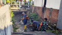 Babinsa Klojen bersama warga Rampal Celaket kerja bakti bersihkan saluran air. (ist) Babinsa Klojen Bersama Warga Rampal Celaket Kerja Bakti Bersihkan Saluran Air