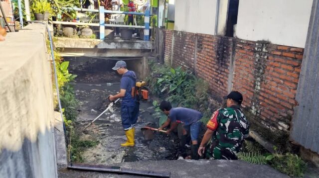 Babinsa Klojen Bersama Warga Rampal Celaket Kerja Bakti Bersihkan Saluran Air
