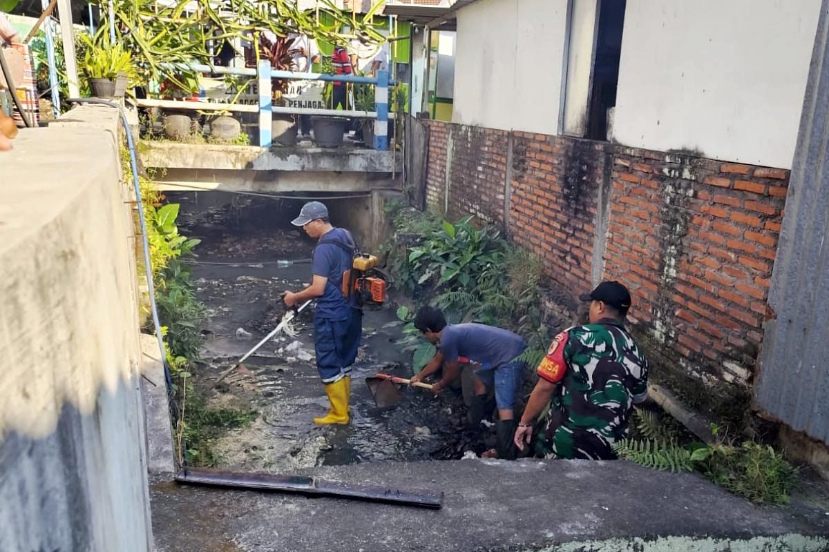 Babinsa Klojen Bersama Warga Rampal Celaket Kerja Bakti Bersihkan Saluran Air