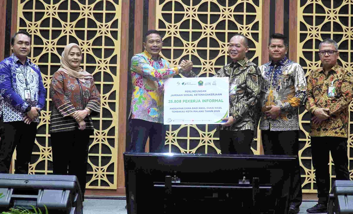 Pemkot Malang Optimalkan Manfaat DBHCHT untuk Kesejahteraan Masyarakat 1 Wali Kota Malang menyerahkan pemanfaatan DBHCHT bagi pekerja informal dan rentan melalui pembiayaan BPJS Ketenagakerjaan. (kom)