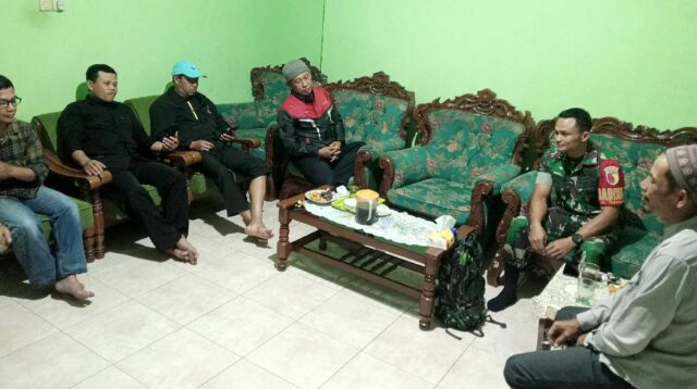 Babinsa Lowokwaru Komsos Bersama Tomas Ciptakan Lingkungan Aman