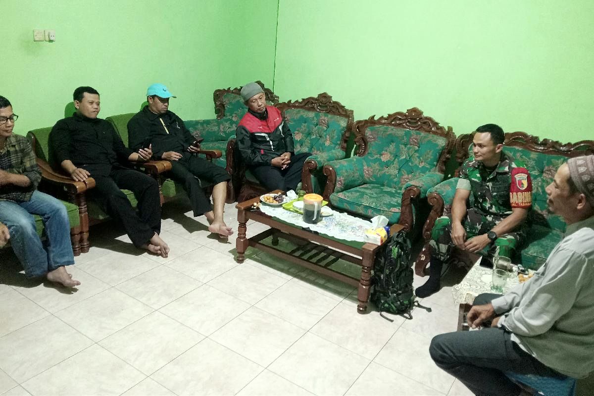 Babinsa Lowokwaru Komsos Bersama Tomas Ciptakan Lingkungan Aman