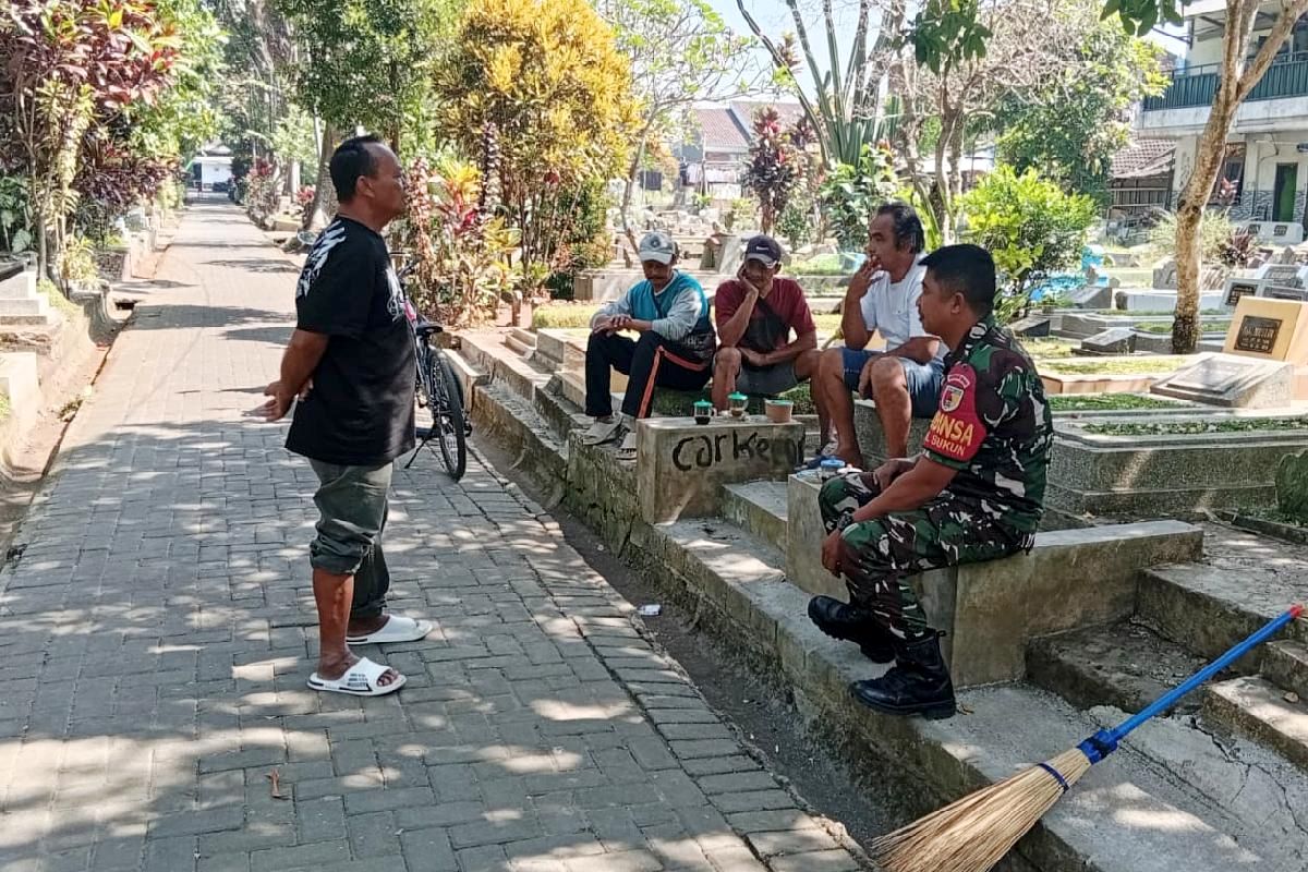 Babinsa Sukun Bersama Warga Bahas Pentingnya Menjaga Keamanan dan Kebersihan Lingkungan