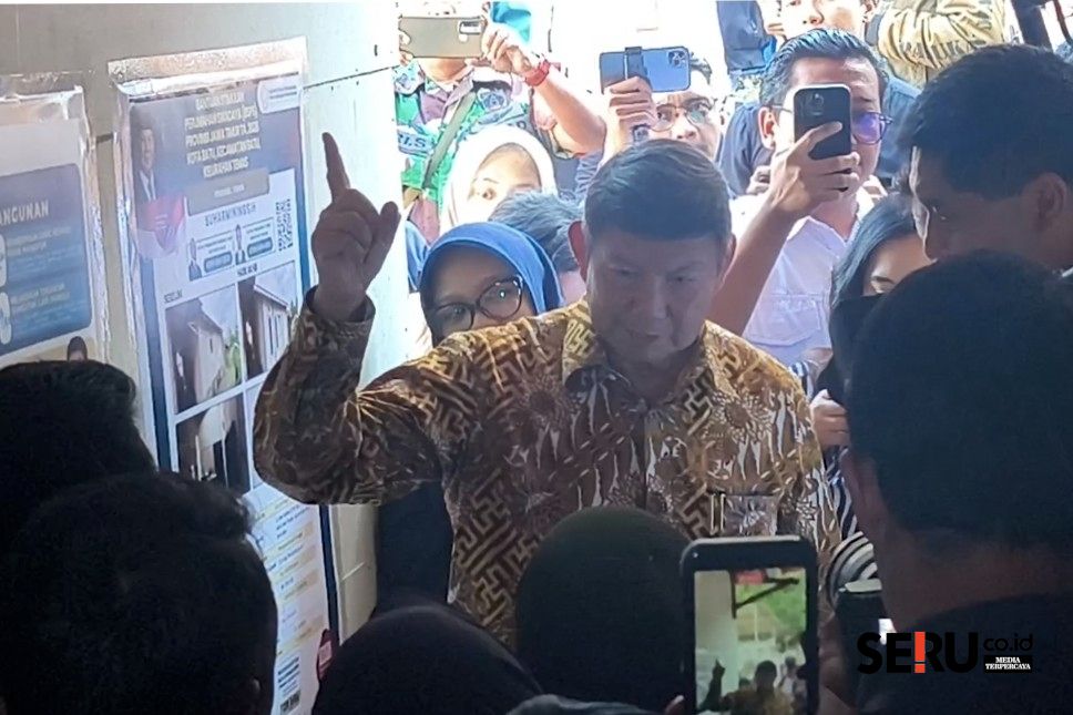 Ka Satgas Perumahan, Hashim Djojohadikusumo, berdialog dengan Penerima bantuan Bedah Rumah di Kelurahan Temas, Kecamatan Batu, Kota Batu. (Seru.co.id/dik) Kebut Program Bedah Rumah, Menteri PKP dan Ka Satgas Perumahan Tinjau Proyek di Kelurahan Temas Batu