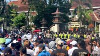 Aksi demonstrasi ribuan pegawai Satuan Pelayanan Pemenuhan Gizi (SPPG) di depan kantor DPRD Pamekasan, Kamis (2/7/2026). (Seru.co.id/udi) Satgas MBG Pamekasan Soroti Kualitas Menu Usai Aksi Pegawai SPPG