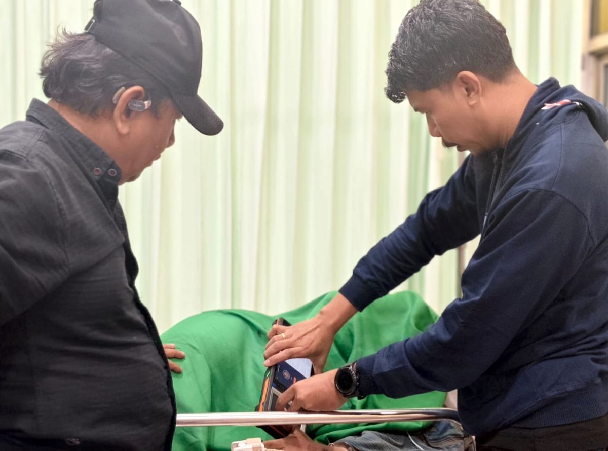 Petugas kepolisian saat memeriksa identitas pelaku pencurian di Kecamatan Gondanglegi, Kabupaten Malang. (Ist) Dua Pria Asal Surabaya dan Madura Diamuk Massa Saat Mencuri Motor di Gondanglegi
