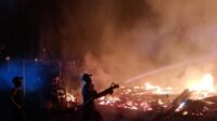 Kebakaran di Dukuh Ngayon RT 4 RW 1, Desa Sarimulyo, Kecamatan Kebonagung, Kabupaten Demak, pada Kamis (2/7/2026) malam. (Ist.) Bantu Padamkan Rumah Anak Terbakar, Warga Demak Tewas Tercebur Sumur
