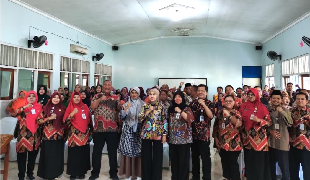 Bupati Kendal, Dyah Kartika Permanasari, foto bersama saat kegiatan Sosialisasi Antikorupsi 2026 yang digelar di Aula SMP Negeri 1 Singorojo, Kamis (2/7/2026). (hms Prov Jateng) Bangun Integritas, Pemkab Kendal Perkuat Budaya Antikorupsi di Lingkungan ASN dan Pendidikan