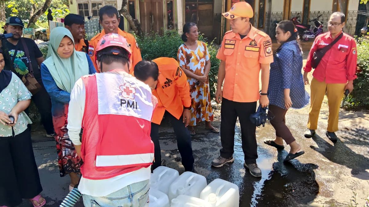 Suasana saat BPBD dan PMI salurkan air bersih. (Ist.) Pemkab Jember Salurkan Air Bersih untuk Warga Pakusari