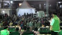 Wawali Batu, H. Heli Suyanto SH MH saat memberikan sambutan di depan warga Sumber Brantas. (dok. Prokopim) Puncak Selamatan Desa Sumberbrantas, Wawali Batu Ajak Warga Rawat Gotong Royong dan Syukuri Berkah Alam