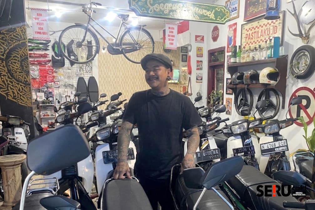 Mas Dani menunjukkan dagangan sepeda motor Honda Astrea Grand yang tengah digandrungi anak muda. (Seru.co.id/bas) Modal Hobi, Mas Dani Sukses Bisnis Motor Klasik Astrea Grand Incaran Anak Muda