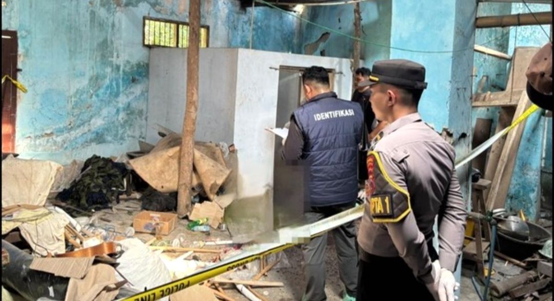 Polisi saat di TKP ditemukannya jasad seorang pemuda. (Dok Polres Pekalongan) Seorang Pemuda Ditemukan Tewas dengan Leher Tersayat, Polisi Amankan Pisau di Lokasi Kejadian