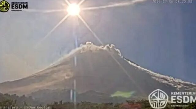 Gunung Merapi Erupsi Muntahkan Awan Panas 1,7 Km, Status Tetap Siaga
