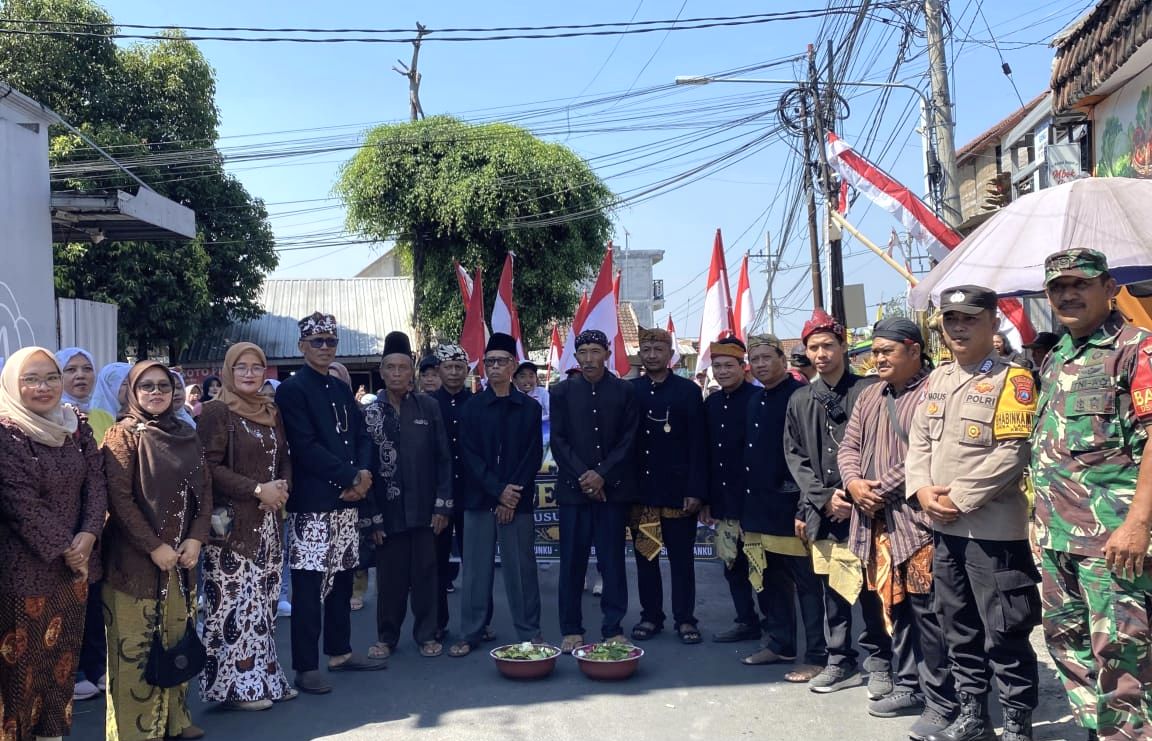 Lestarikan Budaya Adat, Sedekah Bumi Dusun Klandungan Digelar Setiap Bulan Suro 1 Kepala Desa Landungsari beserta perangkat desa dan para sesepuh saat dimulainya kirab budaya