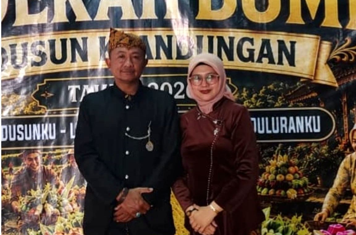 Lestarikan Budaya Adat, Sedekah Bumi Dusun Klandungan Digelar Setiap Bulan Suro 2 Kepala Dusun Klandungan, Hartono dan istri (foto bawah). (Seru.co.id/ist.)