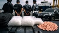 Ilustrasi penyelundupan narkoba di pelabuhan Bakauheni. (AI Generated) Penyelundupan Narkoba Rp5 Miliar Digagalkan di Bakauheni, Oknum Brimob dan TNI AL Diduga Terlibat