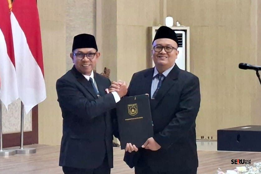 Wali Kota Batu H. Nurochman SH MH saat menyerahkan surat tugas dan pengangkatan Ir. Alfi Nurhidayat, ST., MT., Ph.D., IPM sebagai Sekda definitif Kota Batu. (Seru.co.id/dik) Wali Kota Batu Lantik Alfi Nurhidayat sebagai Sekda Baru, Fokus Reformasi Birokrasi dan Tiga Proyek Strategis