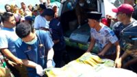 Proses evakuasi oleh petugas terhadap korban kecelakaan. (Seru.co.id/udi) Terseret Tali Jaring, Nelayan Pamekasan Meninggal Saat Melaut