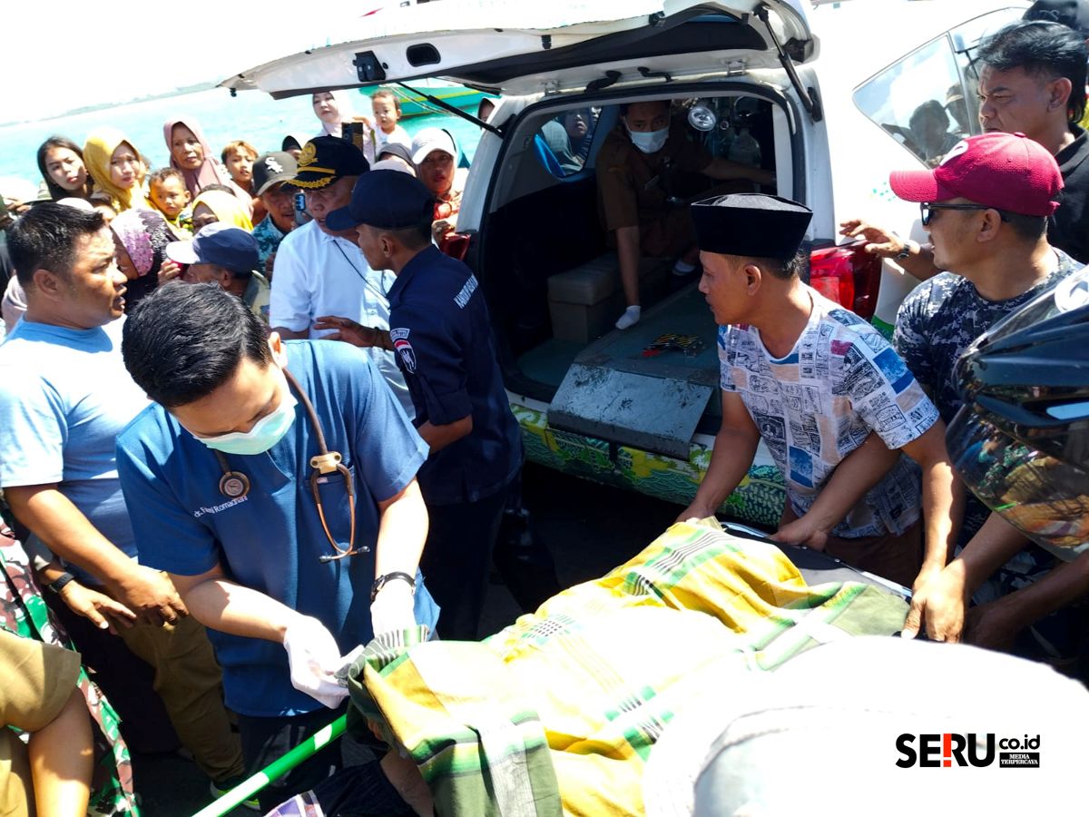 Proses evakuasi oleh petugas terhadap korban kecelakaan. (Seru.co.id/udi) Terseret Tali Jaring, Nelayan Pamekasan Meninggal Saat Melaut